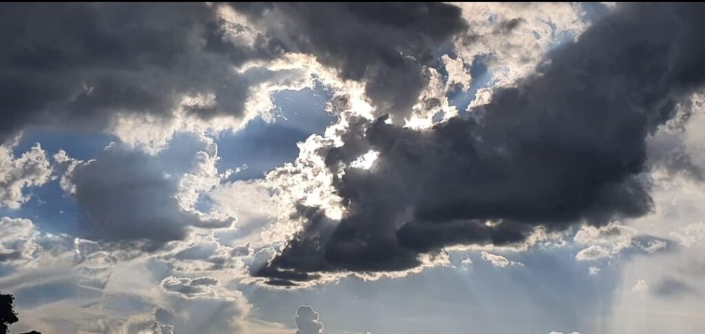 Foto em close do céu com nuvens carregadas e cinzas. Arquivo pessoal.