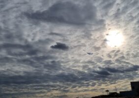 Foto do arquivo pessoal mostrando o sol encoberto por nuvens carregadas e cinzentas., para ilustrar o texto: Por que os dias cinzentos me deixam triste?
