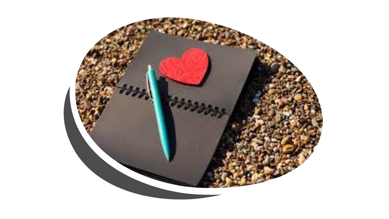 Um caderno aberto, cor cinza, sobre ele uma caneta, numa das páginas, um coração. Ilustração para o texto Devotadamente apaixonada pela palavra. Criador: https://pixy.org/ | Crédito: https://pixy.org/5759582/ Direitos autorais: CC0