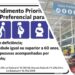 Ilustração do texto 'Um autista na fila preferencial. A placa de prioridade em primeiro plano e um recorte da placa num supermercado
